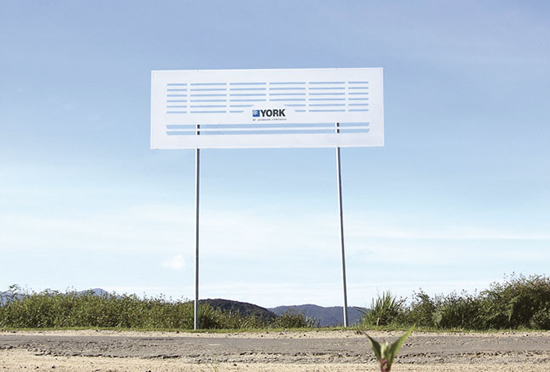 空調メーカー（ヨーク）の屋外広告。エアコンを模した看板は「自然な風をご家庭に」と伝えたいようですね。＜米国＞