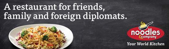 多国籍レストラン（noodles&company）の屋外広告。「友人や家族、そして外国の外交官のためのレストラン」、クスっとくるキャッチフレーズです。＜米国＞
