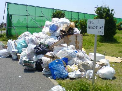 こちらは、日本でもよく見るゴミ捨て場の風景。お世辞にも、あまりキレイとは言えませんね。
