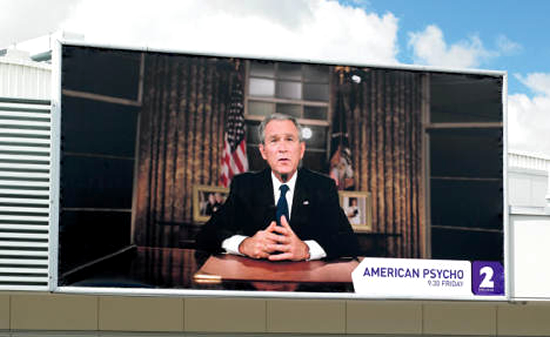 オンデマンド放送の屋外広告。連続殺人犯の主人公を描く映画（アメリカン・サイコ）の番宣看板、そこに米国大統領（当時）が・・・。＜ニュージーランド＞