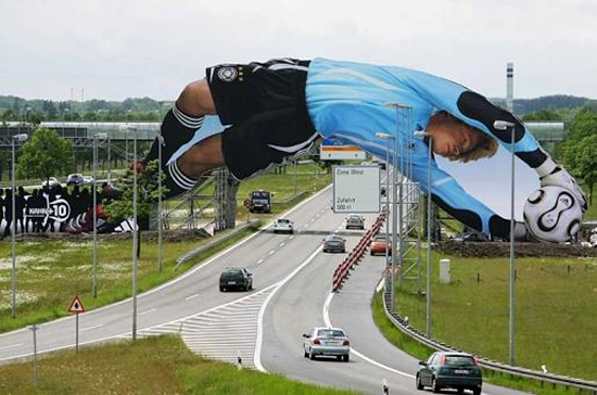 FIFA2006ワールドカップ公式スポンサー（アディダス）の屋外広告。ドイツの名キーパー、オリバーカーン選手がダイビングキャッチする様子を表現した巨大ブリッジ。＜ドイツ＞