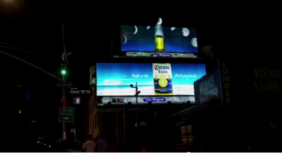 ビール（コロナ）の屋外広告。レモンに見立てた月明かりと重なるほんの僅かな瞬間が、この看板の完成形のようです。お見事ですね。＜米国＞