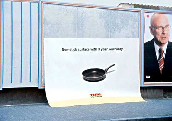 フライパン（Tefal）の屋外広告。壁に貼りつかない広告は、3年保証の「汚れが付かない」を上手く表現しています。＜スロバキア＞