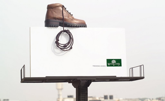 トレッキングシューズメーカー（Woodland Shoes）の屋外広告。一際目を引く巨大なアウトドアシューズは注目度満点のようです。＜米国＞