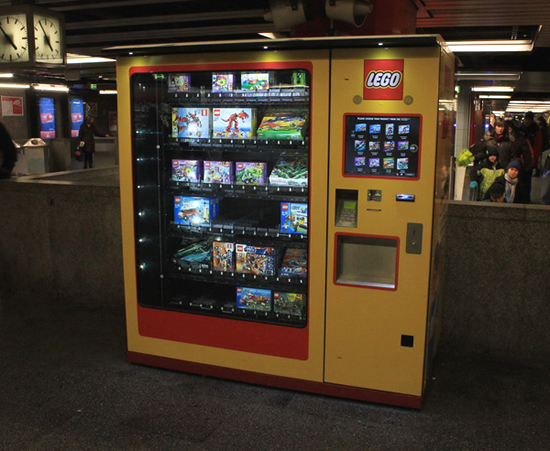 ドイツの駅構内に設置された、レゴの自動販売機