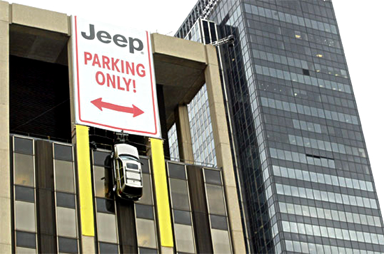 ジープの屋外広告。30階建てビルの最上部にある専用駐車場？「険しい道を得意とする」と伝えたいプロモーションのようです。＜米国＞