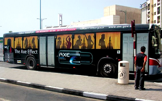 男性向け化粧品（AXE)のバス広告。多くの女性が夢中になるほどの効果を男性にもたらすそうです。＜ドバイ＞