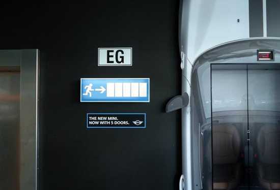 コンパクトカー（MINI）のエレベーター広告。エレベータの入り口を新型5ドアMINIの車内インテリアに見立てたようです。＜ドイツ＞