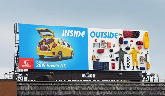 ホンダ（フィット）の屋外広告。「レジャー用品がたくさん積める」という事を伝えていますが、とてもシンプルで解りやすいです。＜カナダ＞