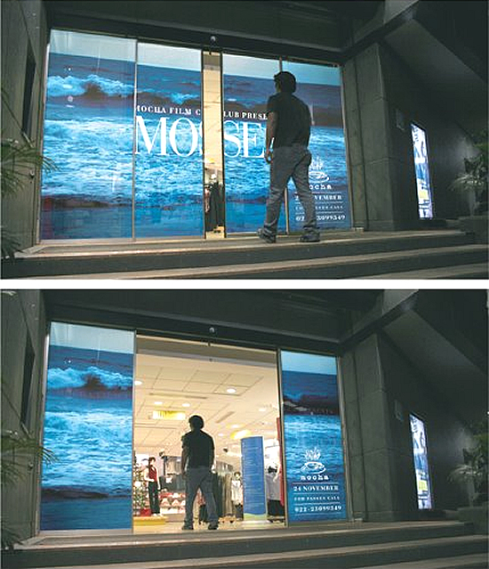 映画（Moses）の屋外広告。1996年に公開されたMoses（邦題＝十戒）のプロモーション、自動ドアの様子が十戒を表しています。＜米国＞