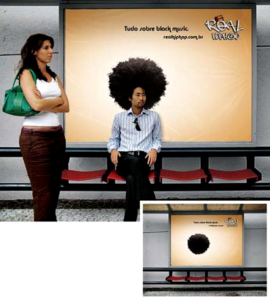 カツラメーカー（Hairdo）のバス停広告。バスシェルターで展開されたキャンペーン、気軽にアフロヘアが体験できるようですね。＜ブラジル＞