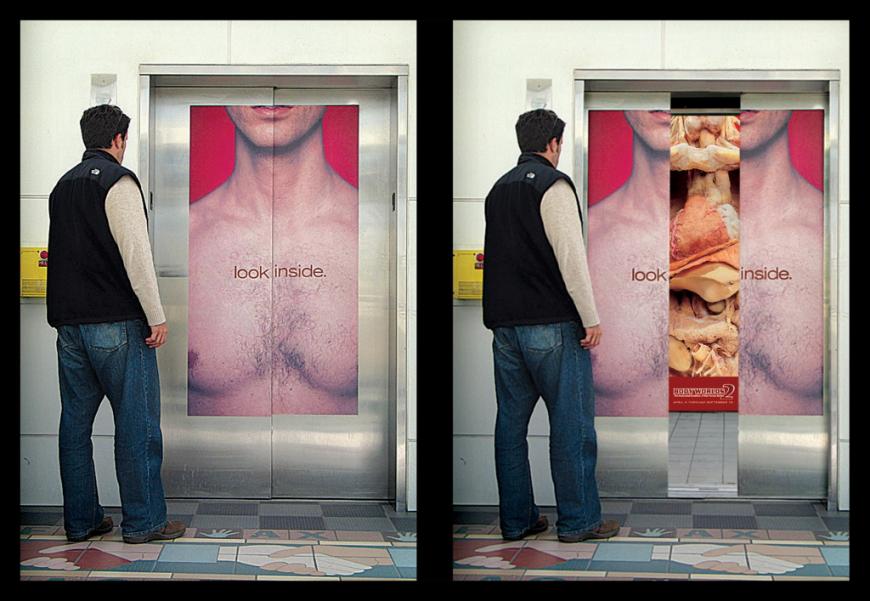 グレイトレイクスサイエンスセンター（オハイオ州）のエレベータ広告。人間の体内を表現したようですが、評判はどうだったのでしょう？＜米国＞