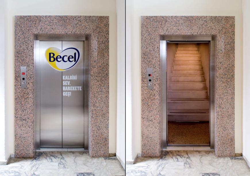 べセル（ヘルスケア製品メーカー）のエレベータ広告。自動ドアを開けると階段が演出されてます。たまには階段を、という事でしょうね。＜トルコ＞