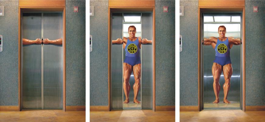 スポーツジムのエレベータ広告。鍛え抜かれたボディビルダーが悠々とドアを開けています（笑）＜インド＞