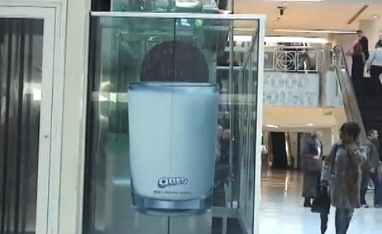 お菓子のエレベータ広告。ショッピングセンターで展開された、「オレオでミルクが旨い」というキャンペーンのようです。