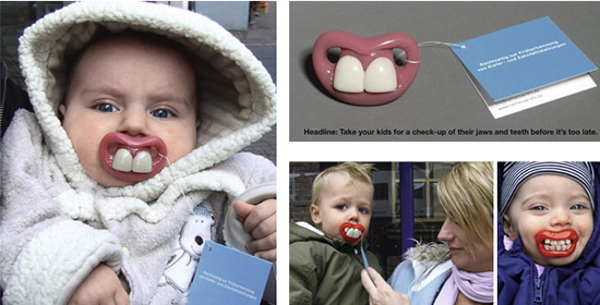 歯科医院が屋外で配布した広告。「歯並びのチェックは赤ちゃんの頃から」と、おしゃぶりで明確なメッセージを伝えています。＜ドイツ＞