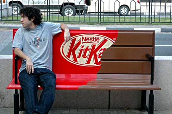 キットカットの屋外広告。公園のベンチをキットカットに見立てたブランディング、シンプルなのに印象に残ります。＜ドイツ＞