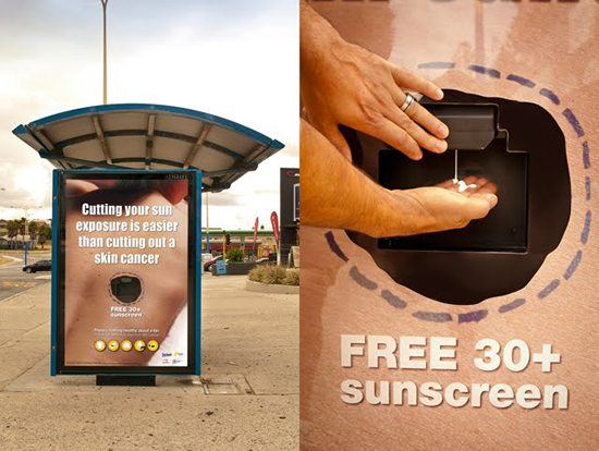 日焼け止めクリーム（サンスマート）の屋外広告。太陽光による皮膚ガン予防の啓発とお試しサンプルを両立させています。＜オーストラリア＞
