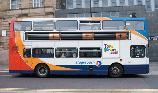 玩具通販（toysdirect.com）のラッピング広告。乾電池で動くバスのオモチャを表現、遊び心があって楽しそうですね。＜イギリス＞