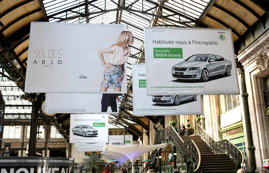 チェコの自動車メーカー（シュコダ）のキャンペーン広告看板。ファッションモデルも気になるくらい、素晴らしいクルマのようです。＜フランス＞