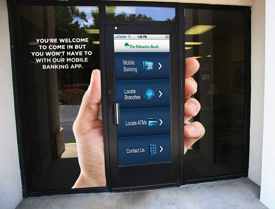 パルメット銀行の屋外広告。スマホアプリを模したオフィスのドアは「ネットでも店頭でも大歓迎」という事らしいです。＜米国＞