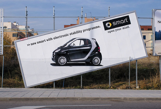 クルマ（スマート）の屋外広告。ニュータイプに実装された電子安定性プログラムの優位性を、ピサの斜塔になぞらえ演出しています。＜イタリア＞