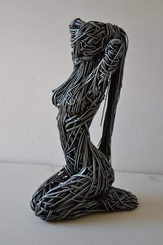 躍動する人体の様子を鋼鉄で表現、話題のワイヤー彫刻