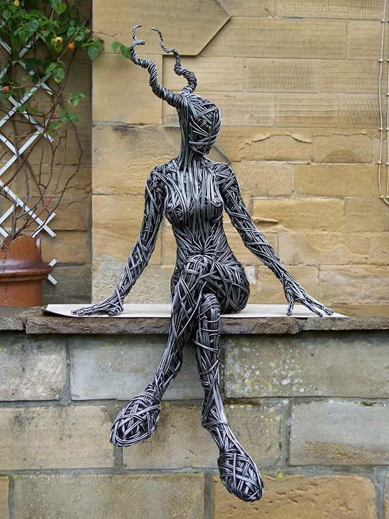 躍動する人体の様子を鋼鉄で表現、話題のワイヤー彫刻