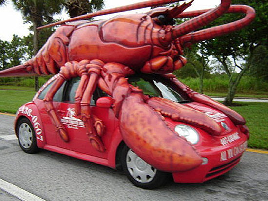 シーフードレストラン（Boston Lobster）の車両屋外広告。フロリダ州では割と有名なレストランだそうですが、それにしてもド派手な広告カーですね。＜米国＞