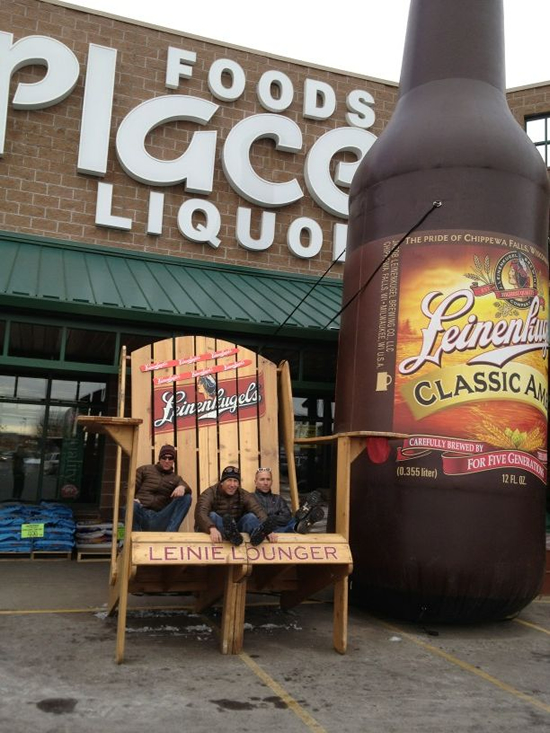 地ビール（Leinenkugel）の屋外広告。スーパーマーケットに配置された巨大ボトル、これでもか！というくらいアピールしていますね。＜米国＞
