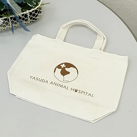 名入れ制作事例：八戸市の動物病院、開院記念でお散歩用バッグを制作