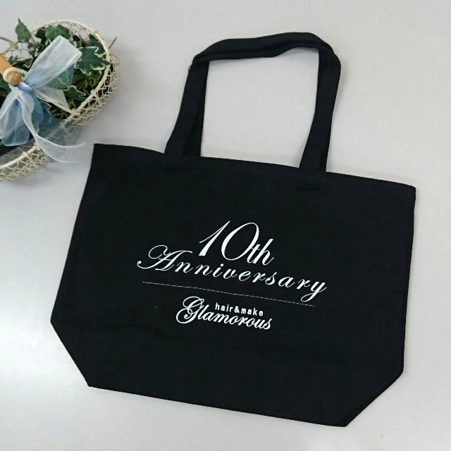 ノベルティグッズ名入れ制作事例：小山市の人気美容室、開店10周年の記念バッグを名入れ制作