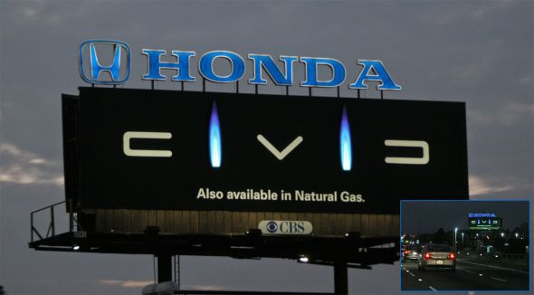 自動車の屋外広告。環境に優しい天然ガスを燃料とする新型車のプロモーション広告で、ガスの雰囲気がよく伝わります。