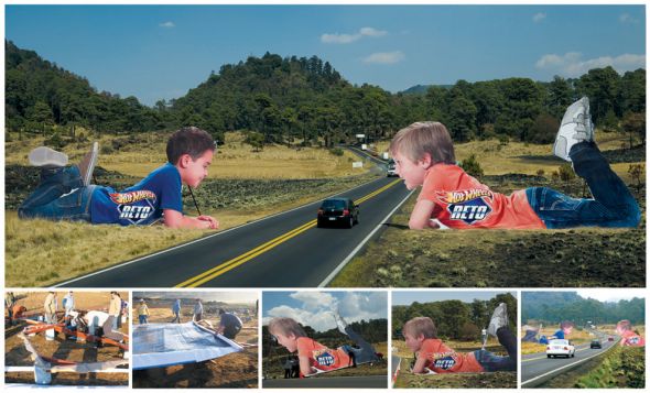 子供用玩具の屋外広告。高速道路上に一時的に建設され、実際に走る車を同社の商品に見立てているようです。