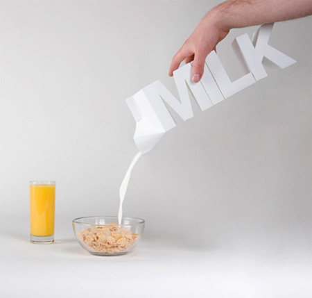 ミルクの文字をかたどる牛乳のパッケージ