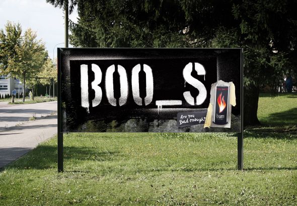 ノンアルコール飲料の屋外看板。「BOOKS=本」ではなく「BOOBS=おっぱい」を連想した人は、二日酔いかもしれません。飲みすぎに注意しましょう、という事らしいです。<スイス>