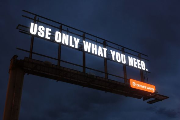 デンバーウォーター（公共機関）の屋外広告。「使うのは要な分だけにして」と節水を呼びかける看板で、メッセージの照明以外は何もなくスカスカです。＜米国＞