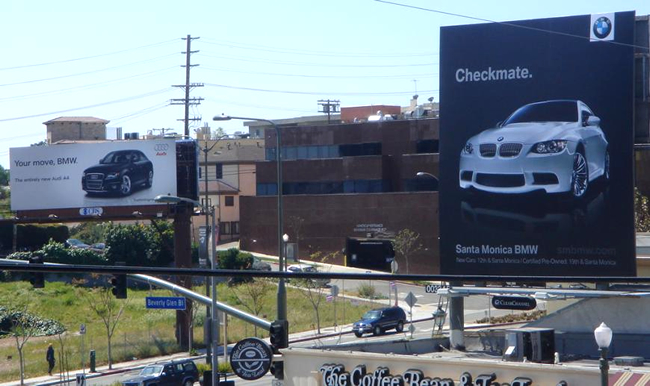 アウディの質問にＢＭＷが答えるという有名な広告風景。アウディ「どうする？」、ＢＭＷ「チェックメイトだ」。クールですね。＜米国＞