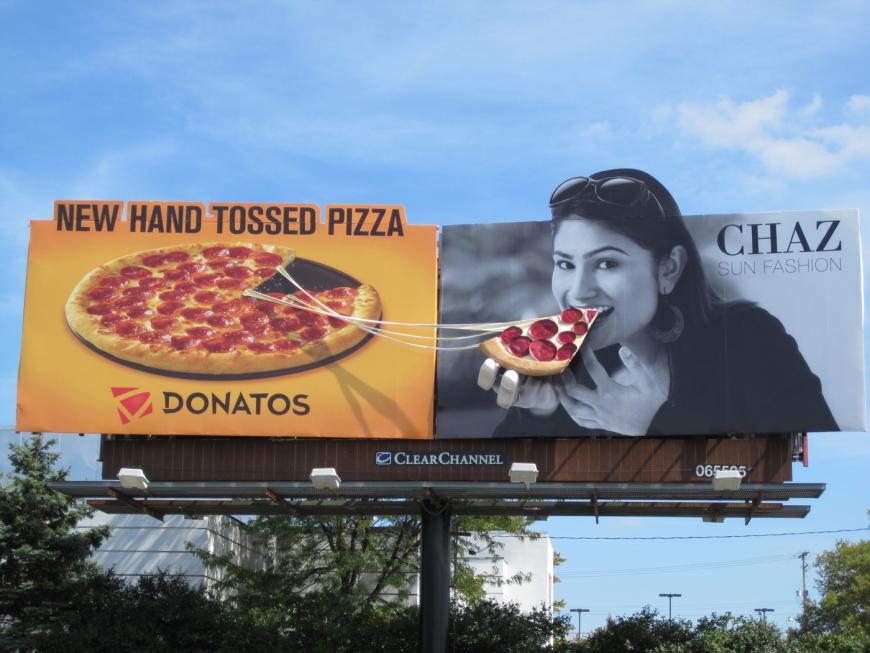 Donatosピザの屋外広告。有名ファッションモデルも思わず手が伸びる、美味しそうなチーズの雰囲気がよく伝わりますね。＜米国＞