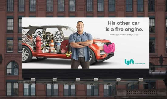 配車サービス（Lyft）の屋外広告。副業ドライバーを配車するスマホアプリで、「消防士もいるよ」と親近感を伝えるブランディングだそうです。＜米国＞
