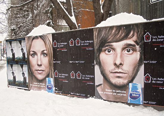 フケ予防シャンプー（Selsun blue）の屋外広告。頭に積もった大量の雪を、フケに見立てているようです。＜カナダ＞