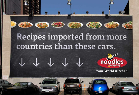 多国籍レストラン（noodles&company）の屋外広告。「ここに並ぶ外車より、もっと多くの国のメニューがあります」という感じですね。＜米国＞