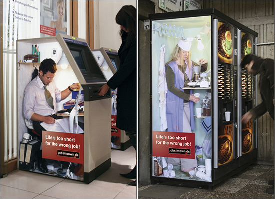 求人サイト（jobsintown.de）の広告。現金自動支払機やコーヒー販売機の側面に貼られたシートで、人手不足を演出しているようです。＜ドイツ＞