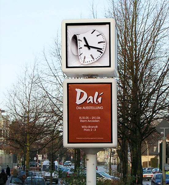 ダリ博覧会の屋外広告。捻じれた時計は、数々の奇行や逸話で知られるスペインの画家「サルバドール・ダリ」を上手く表現しています。＜フランス＞
