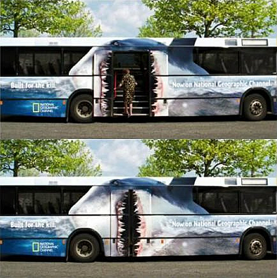 テレビ番組（ナショナルジオグラフィックチャンネル）のバス広告。これ以上ないほど強烈なインパクトで、巨大サメの恐怖を演出。＜米国＞