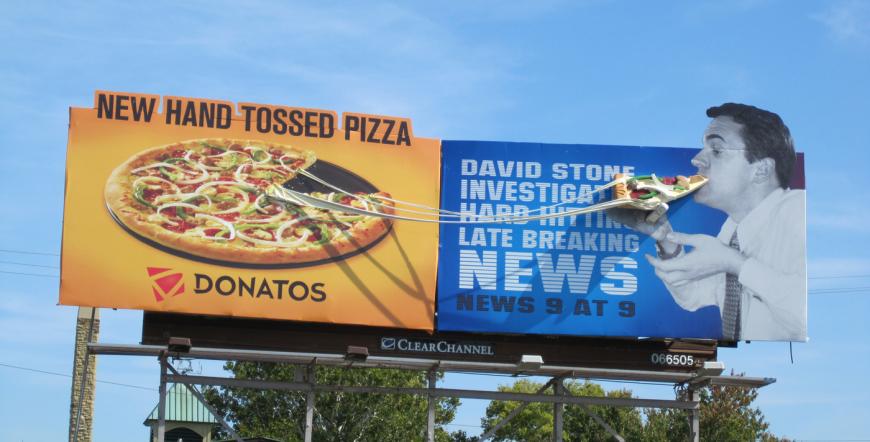 Donatosピザの屋外広告。人気ニュースキャスターも思わずほおばる、美味しそうなチーズの雰囲気がよく伝わりますね。＜米国＞