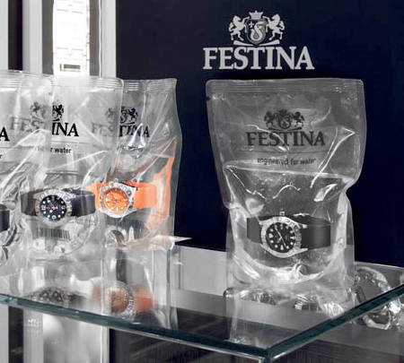 腕時計（フェスティナ）のパッケージ。水が入った袋に商品を入れ優れた防水機能を猛烈にアピール。