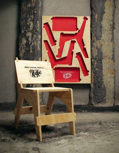 キットカットの屋外広告。公園や広場の入り口に配置されたポスターは、実際に椅子として組み立てることができる優れもの。＜ニュージーランド＞