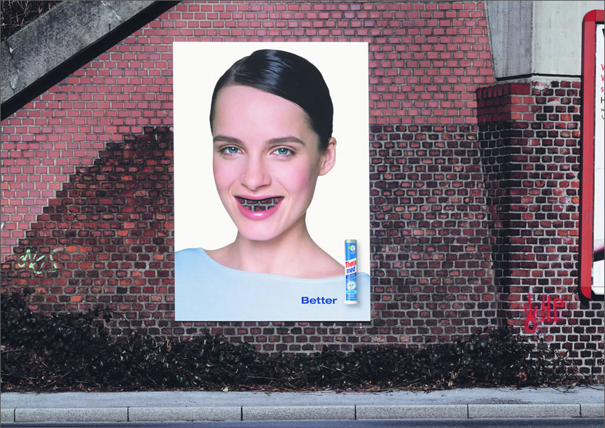 歯磨き粉の屋外広告。切り取られたお口の部分が虫歯に見えます。モデルさんの心境はいかがなんでしょう（笑）＜ドイツ＞