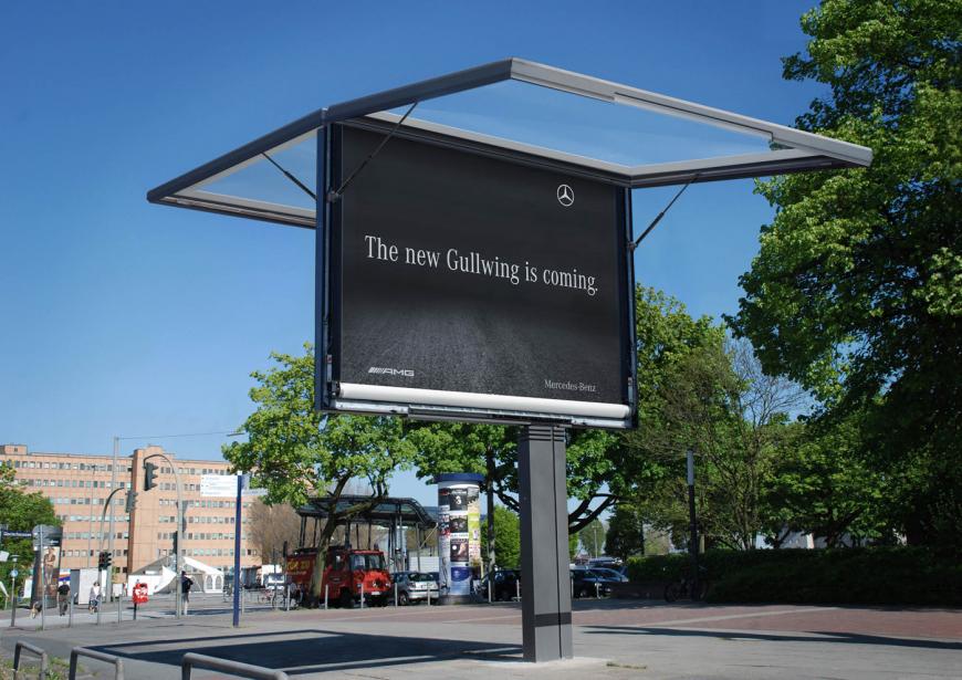 メルセデスベンツの屋外広告。2009年当時、間もなく発売されるSLS AMGのガルウィングドアをイメージしているようです。＜ドイツ＞